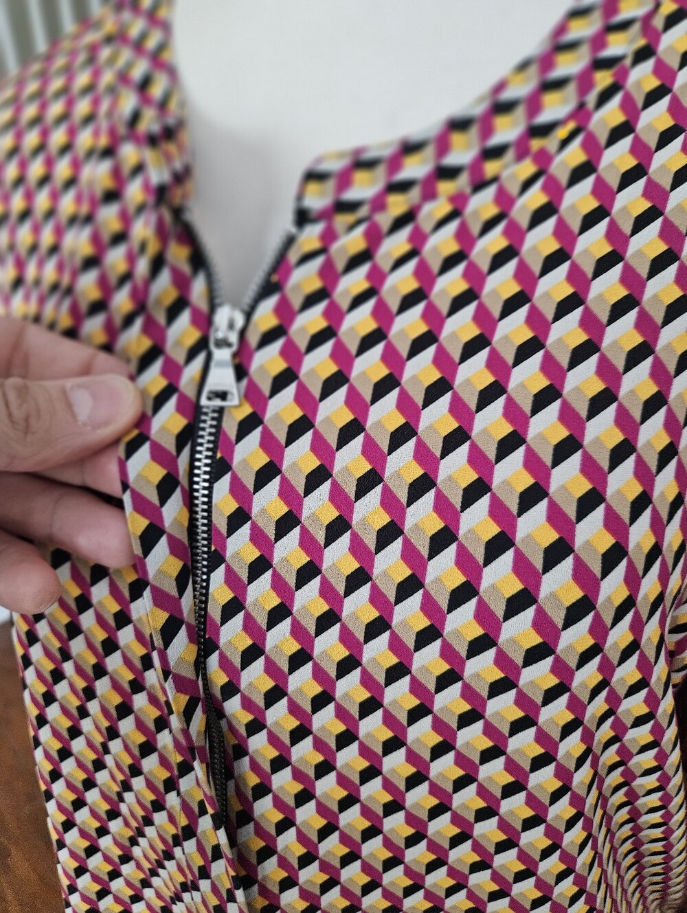 Express Geometric Top Large - Picture 4 of 5